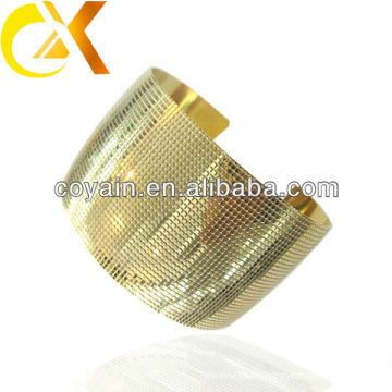 Brazalete de acero inoxidable grabado con chapado en oro